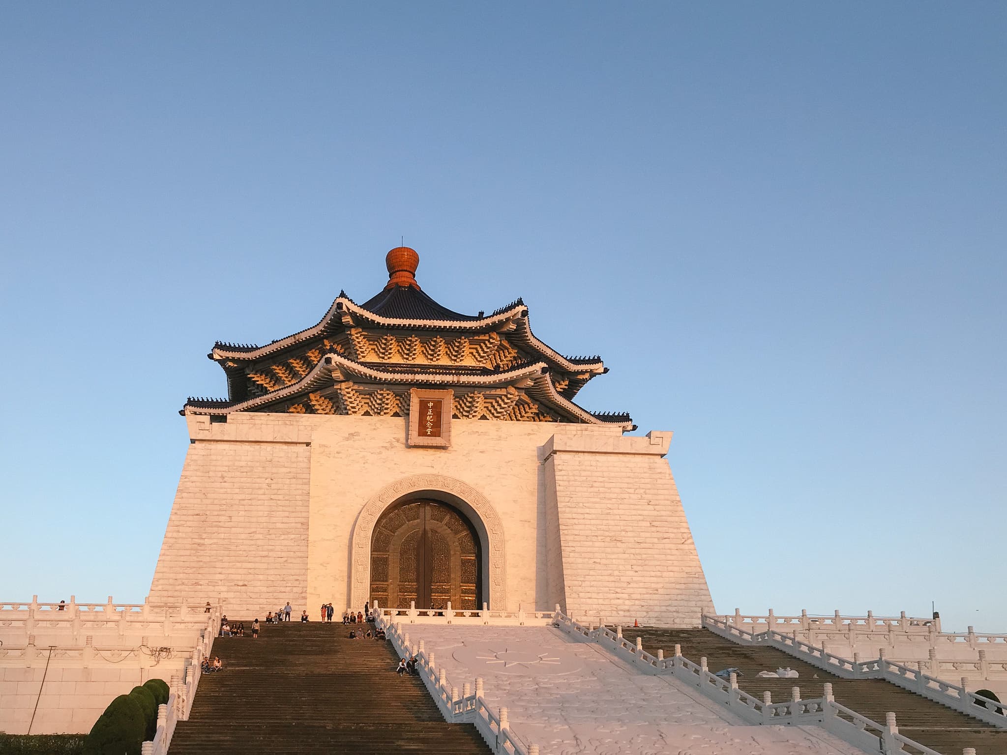 Мемориал Чан Кайши в Тайбэе на закате