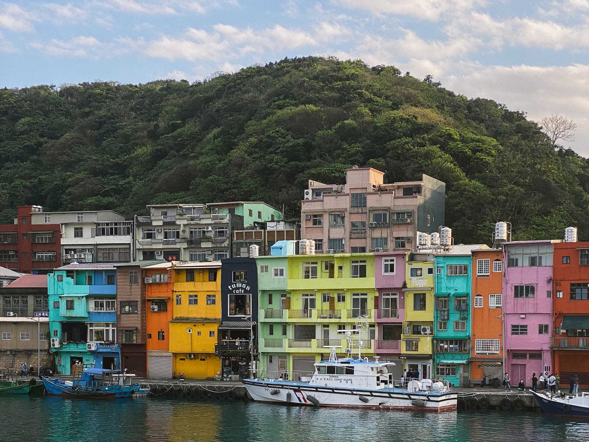 Разноцветные дома рыбацкой деревни Чжэнбинь в Цзилуне