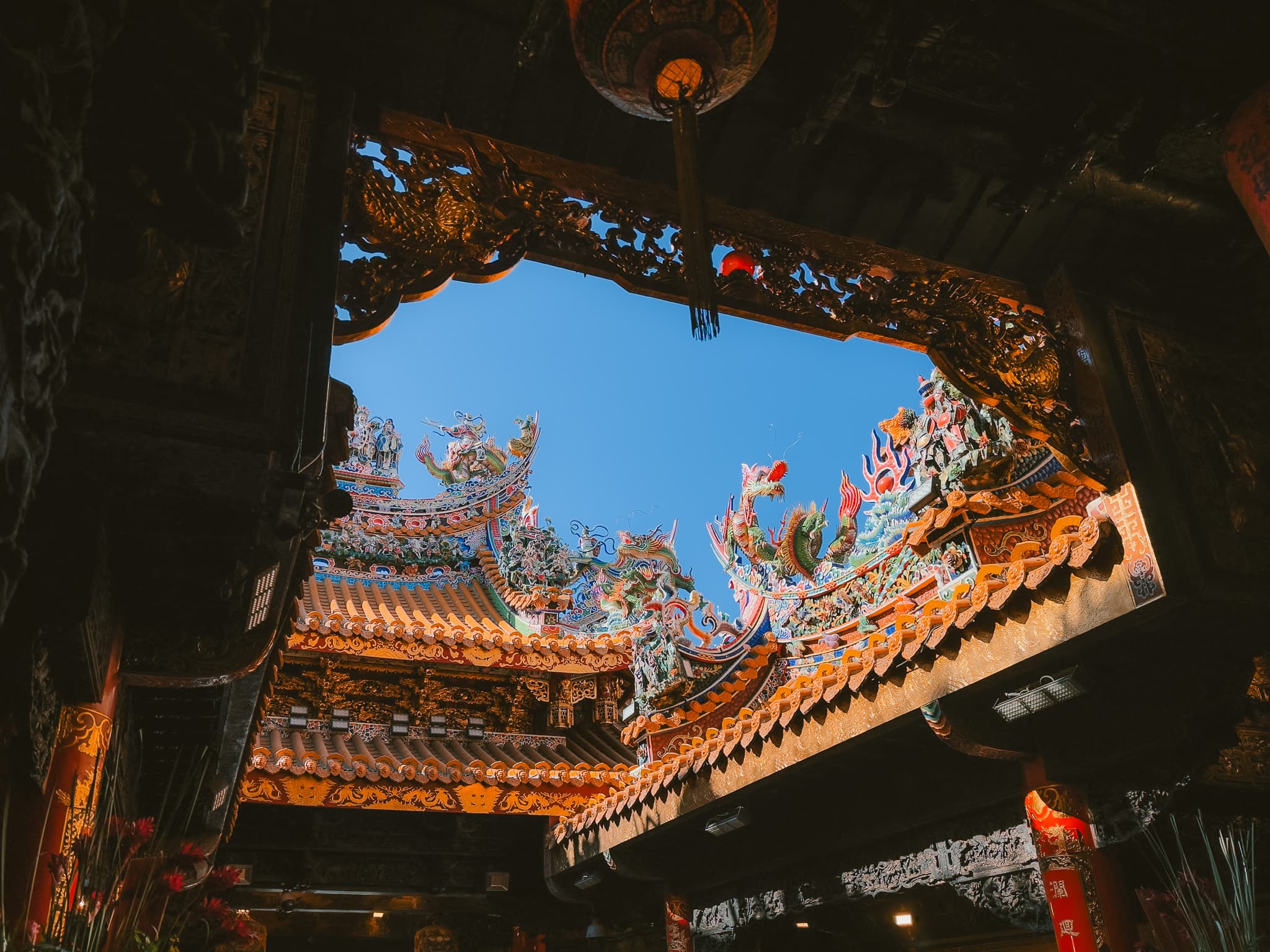 Резная крыша тайваньского храма с драконами