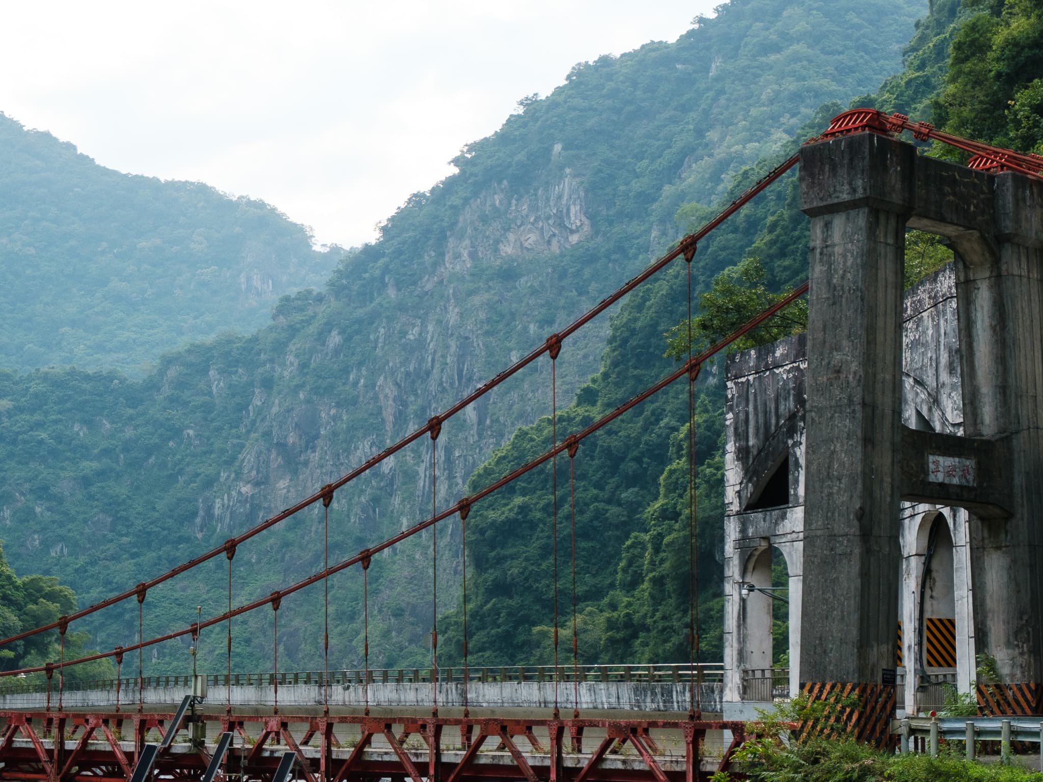 Подвесной мост в горах национального парка Тароко