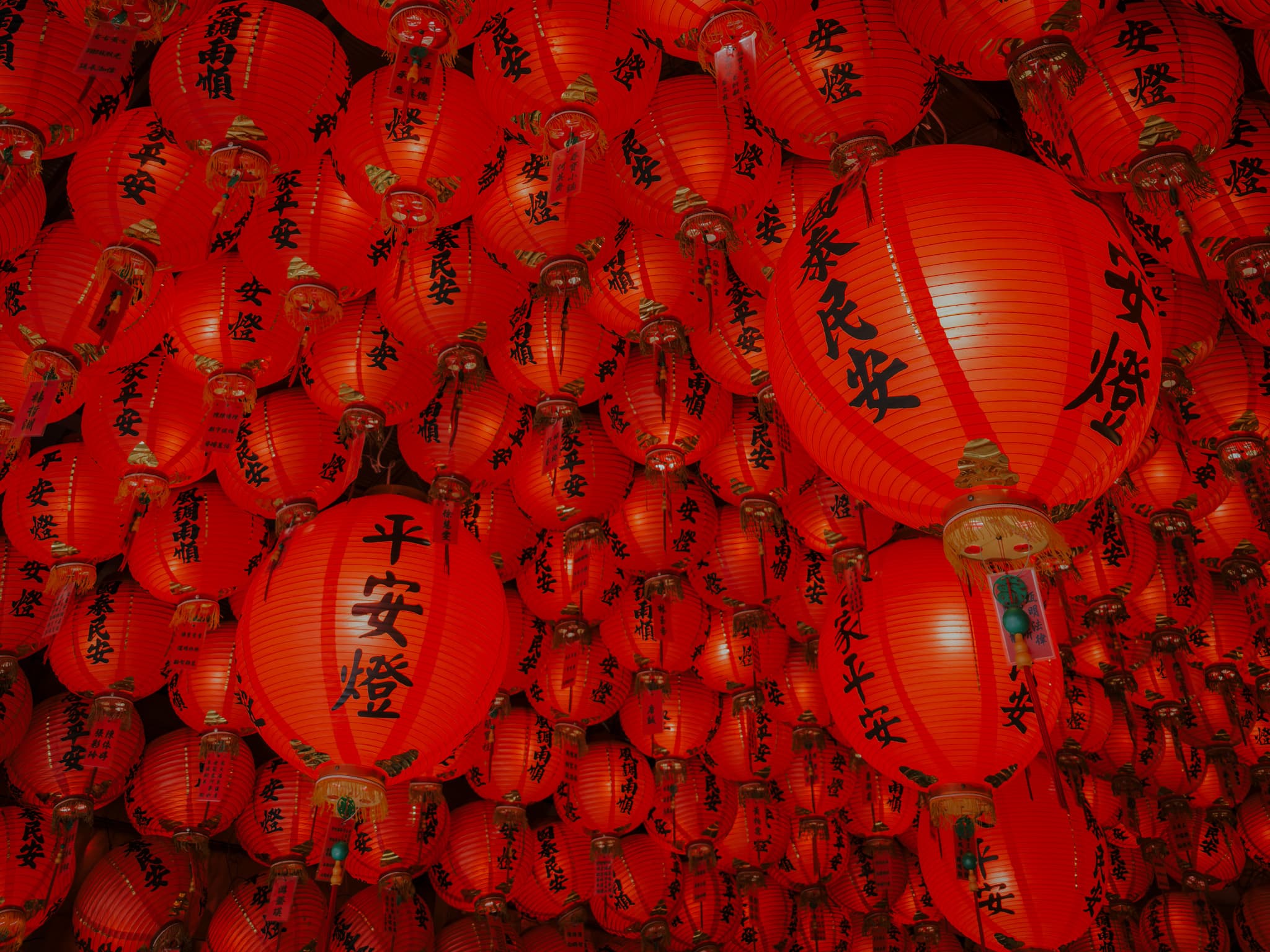 Красные фонари с иероглифами в храме Тайваня