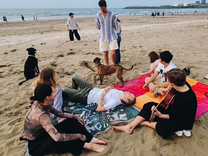 Отдых на пляже Тайваня с друзьями и гитарой